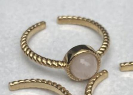 Ellen Beekmans - twisted ring gemstone roze